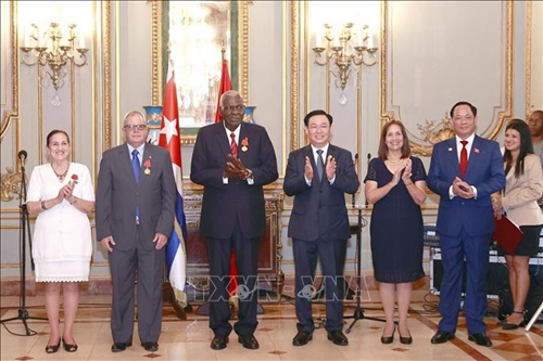 Chủ tịch Quốc hội Vương Đình Huệ trao Huân chương Hồ Chí Minh tặng Chủ tịch Quốc hội Cuba Esteban Lazo Hernández